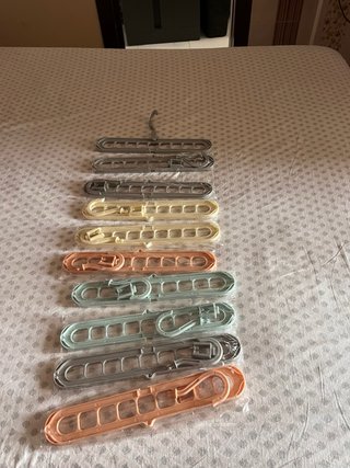 10 Perchas de Plástico Multicolor