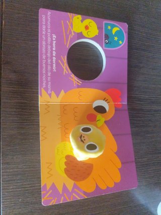 Juega con el pollito : libro marioneta
