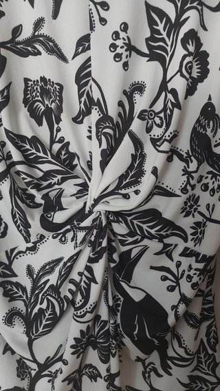 Blusa floral blanco y negro con nudo