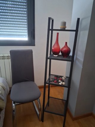 Estantería negra y silla gris