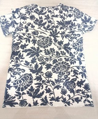 Camiseta floral azul y blanca