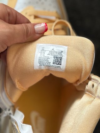 Nike Jordan altas amarillas sin usar