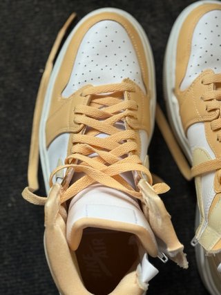 Nike Jordan altas amarillas sin usar