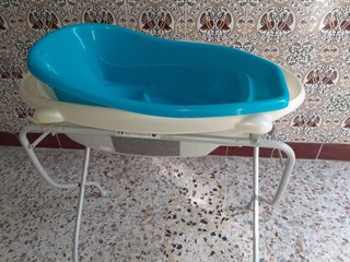 Bañera bebé azul y blanca con soporte