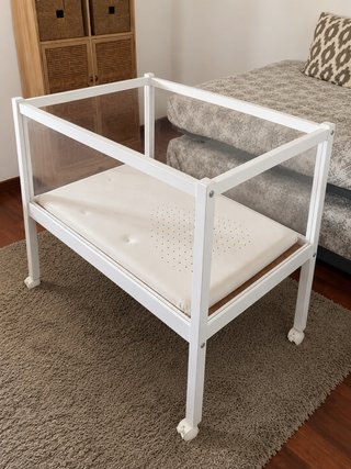 Cuna blanca con laterales transparentes