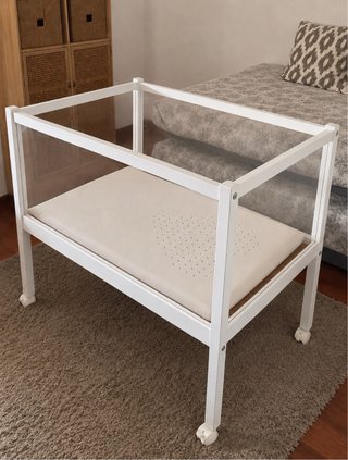 Cuna bebé blanca con laterales transparentes