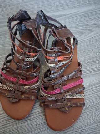 Sandalias romanas marrones y rosas