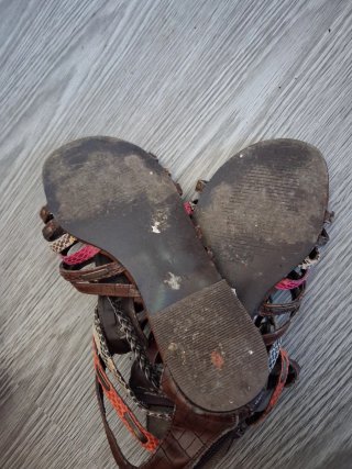 Sandalias romanas marrones y rosas