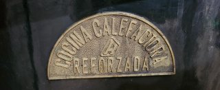 Cocina Calefactora Ergón Negra y Dorada