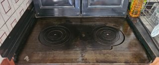 Cocina Calefactora Ergón Negra y Dorada