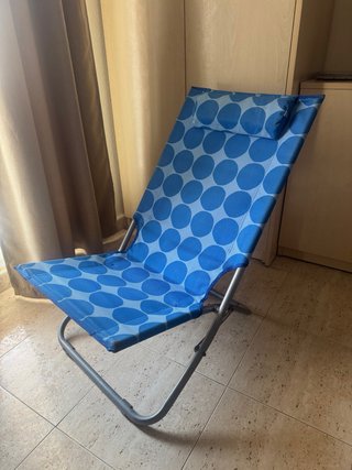 Sedia da spiaggia pieghevole blu a pois