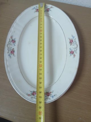 Travessas de porcelana com detalhes dourados