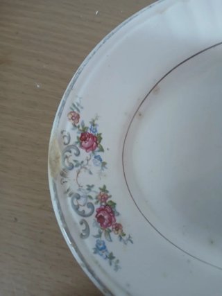 Travessas de porcelana com detalhes dourados