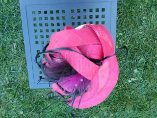 Tocado rosa y morado con plumas