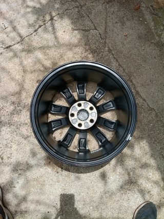 Llanta Toyota Negra y Plateada 17"