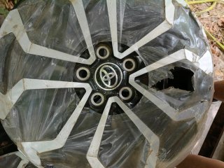 Llanta Toyota Negra y Plateada 17"