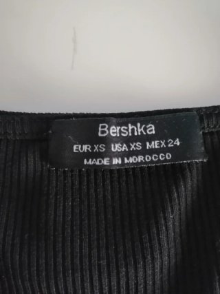 Top Bershka negro con anilla