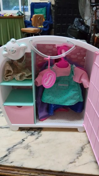 Armario Nenuco rosa con accesorios
