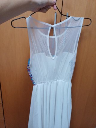 Vestido blanco con bordado multicolor