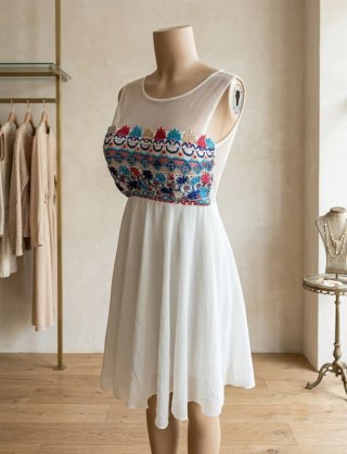 Vestido blanco con bordado multicolor
