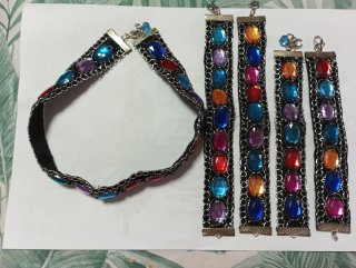 Gargantilla y 4 pulseras con piedras hechas a mano
