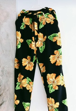 Conjunto Blusa Verde y Pantalón Estampado.