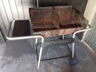 Barbecue in metallo con ruote