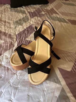 Sandalias negras y beige