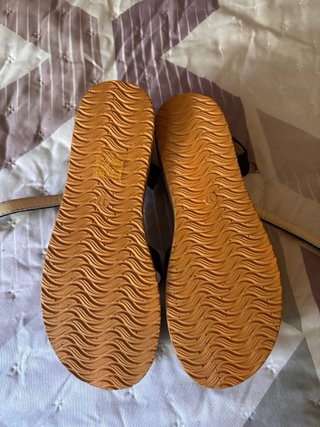 Sandalias negras y beige