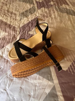 Sandalias negras y beige
