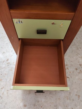 Escritorio verde y marron con cajones