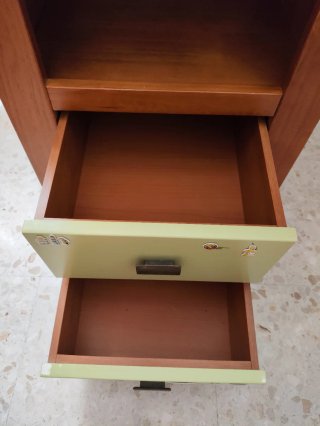 Escritorio verde y marron con cajones