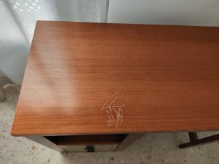 Escritorio verde y marron con cajones