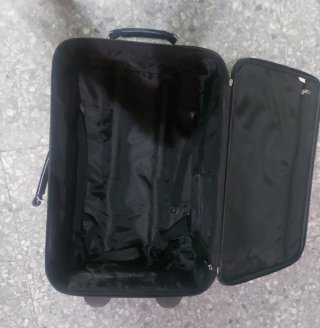 Maleta de viaje negra con ruedas