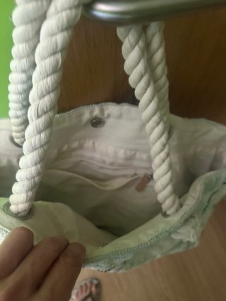 Bolso de playa verde y blanco