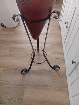 Jarrón de terracota con soporte de metal