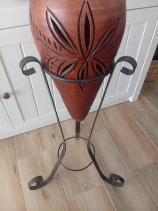 Jarrón de terracota con soporte de metal
