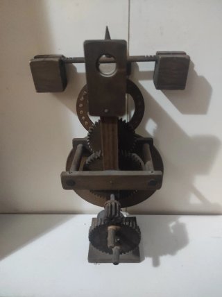 Reloj artesanal de madera imitación .S-XVII .