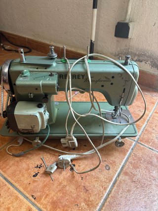 Máquina de coser Refrey