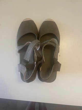 Alpargatas de cuña grises con pedrería
