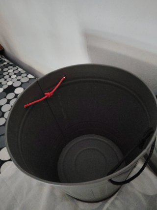 Cubo metálico con tapa