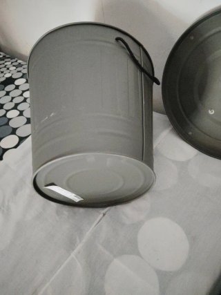 Cubo metálico con tapa
