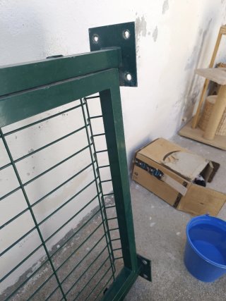 Puerta y vallas metálicas verdes