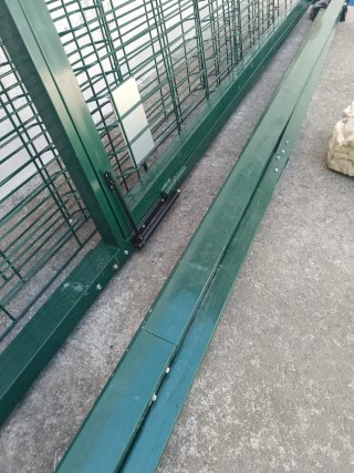 Puerta y vallas metálicas verdes