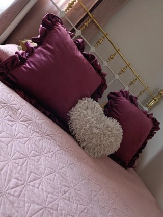 Cama estilo rústico con detalles metálicos