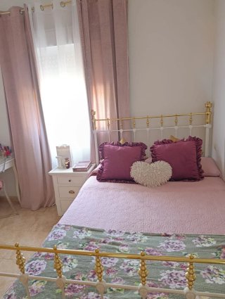 Cama estilo rústico con detalles metálicos