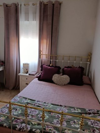 Cama estilo rústico con detalles metálicos