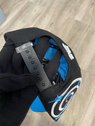 Gorra negra con pedrería