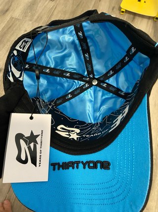 Gorra negra con pedrería