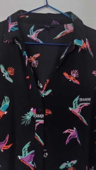 Camisa estampada pájaros tropicales